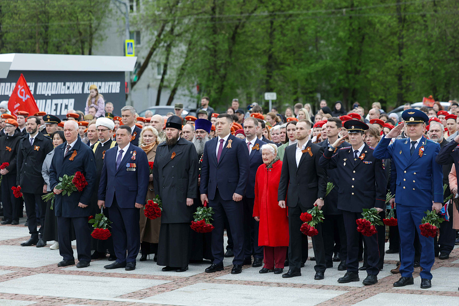 Торжественные церемонии возложения венков и цветов к мемориалам воинской доблести в День Великой Победы в Подольске